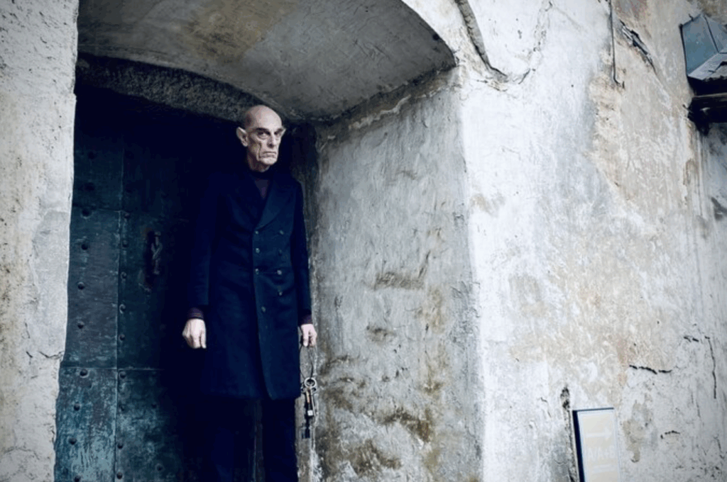 Nosferatu steht in Eingang mit Schlüsselbund in der Hand