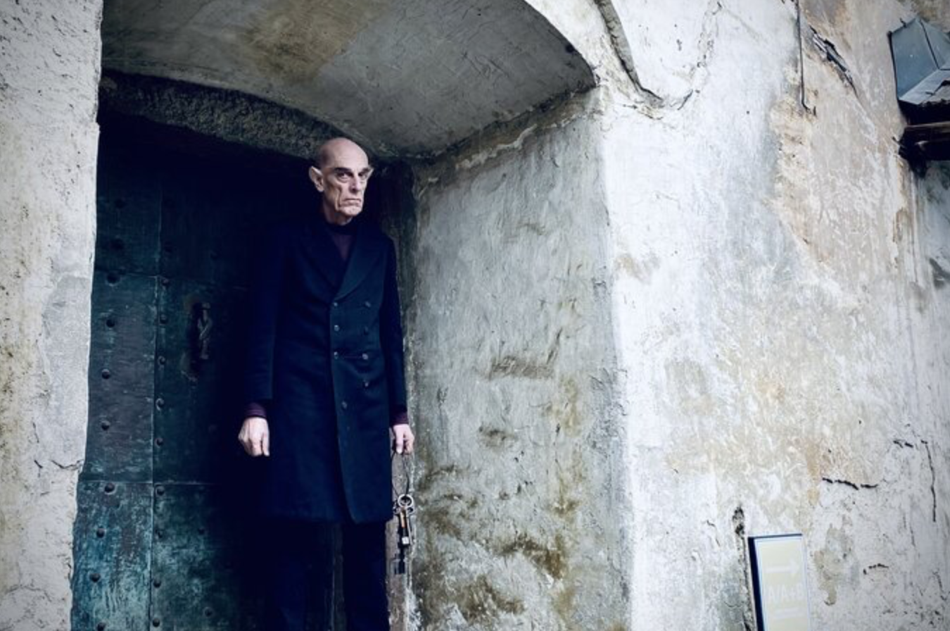 Nosferatu steht in Eingang mit Schlüsselbund in der Hand