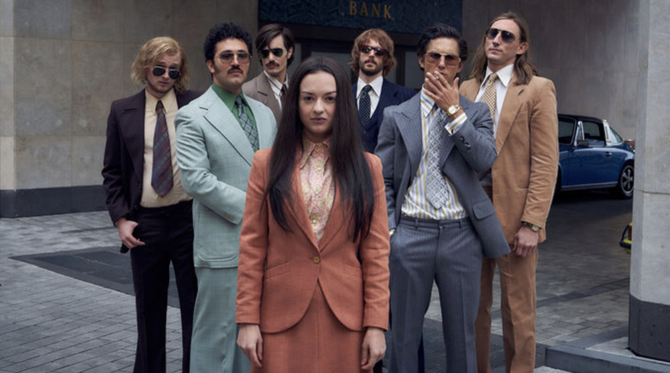 the big bank crash - 8 person do a smokingbrake in front of a bank