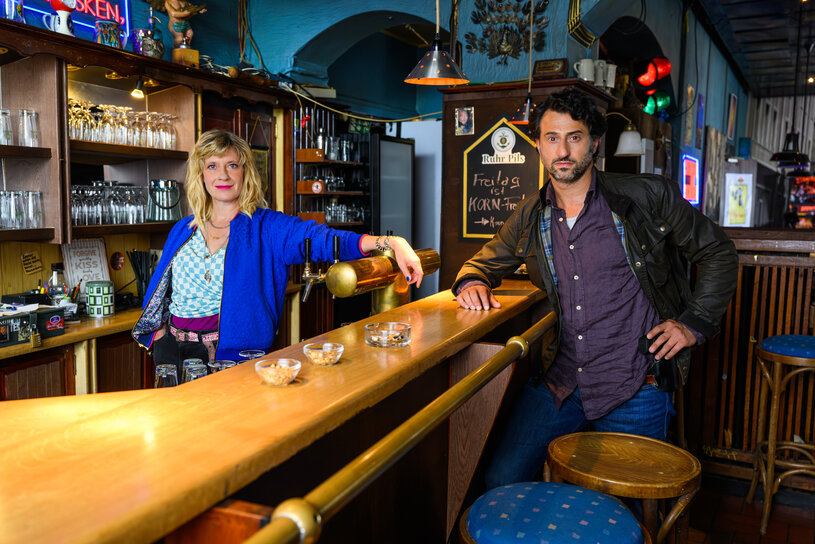 Duisburg Crime: Conny and Dierks standing at the bar