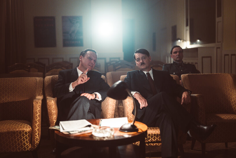 Der Führer und Göbels watching a Diashow presentation